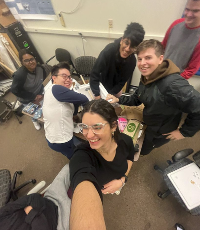 Vitoria Suchi Rezende with friends