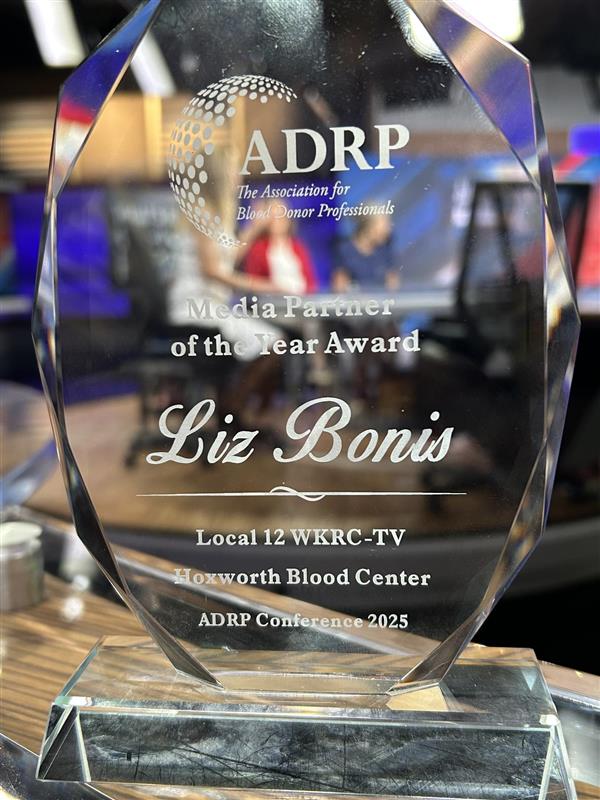 Liz Bonis with the award