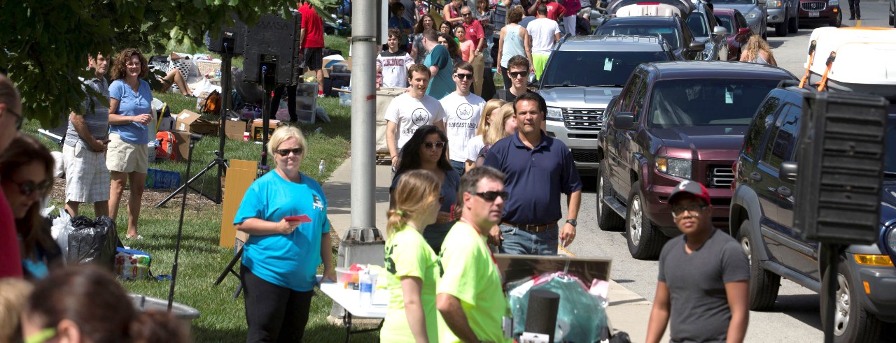 Faculty and staff “Helping Hands” assist students and families with move-in