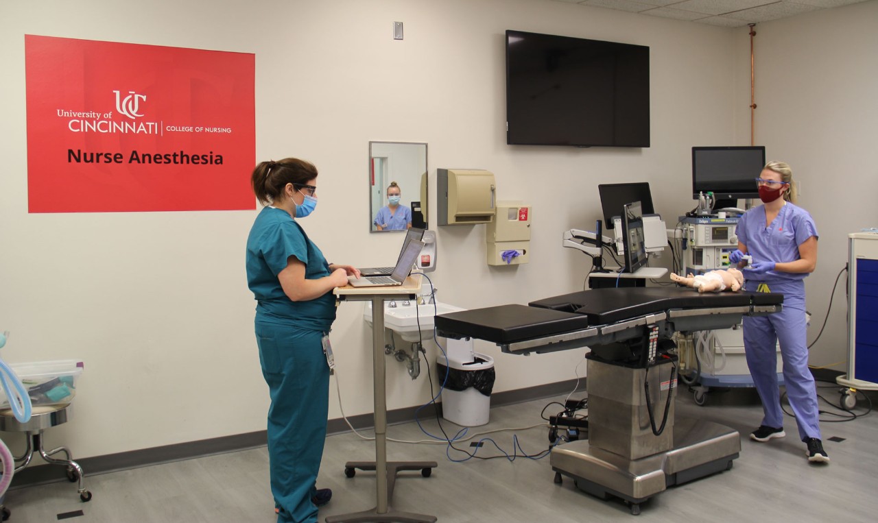 UC College of Nursing students in the simulation lab