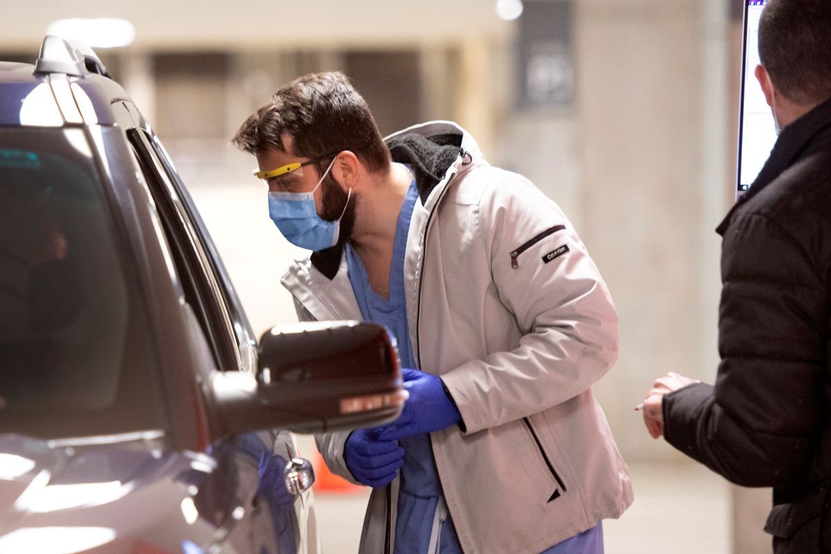Pharmacy student Kyle Schuchter giving vaccine at drive thru 