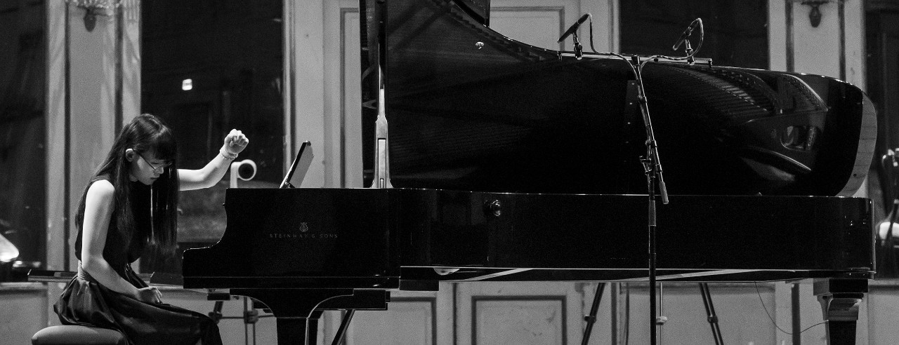 Feature image at the top: Yaoyue Huang performs on stage. Photo/Provided