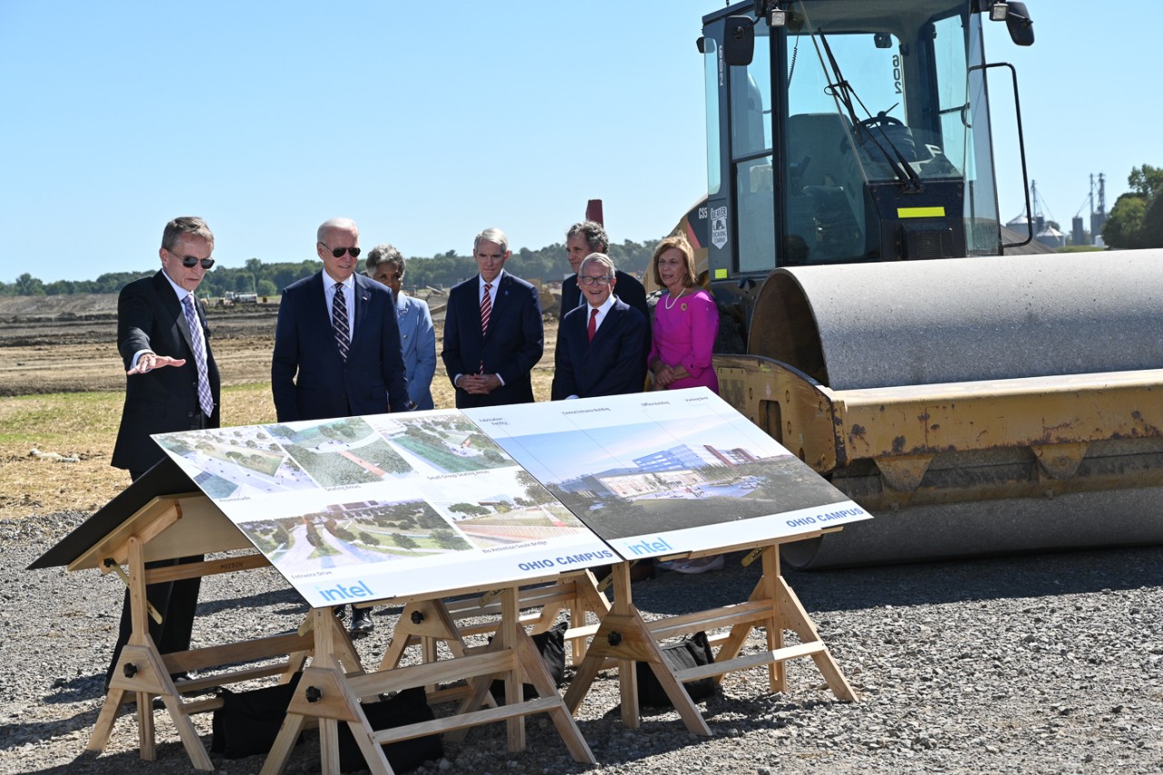 Intel CEO Pat Gelsinger (left) displays specifics of Intel's future manufacturing site in Licking County, Ohio, to President Joe Biden and Ohio state and federal officials on Friday, Sept. 9, 2022, as Intel celebrates the start of construction on the company's newest U.S. manufacturing site. Intel is investing more than $20 billion in the new semiconductor manufacturing site to produce leading-edge chips. (Credit: Intel Corporation)