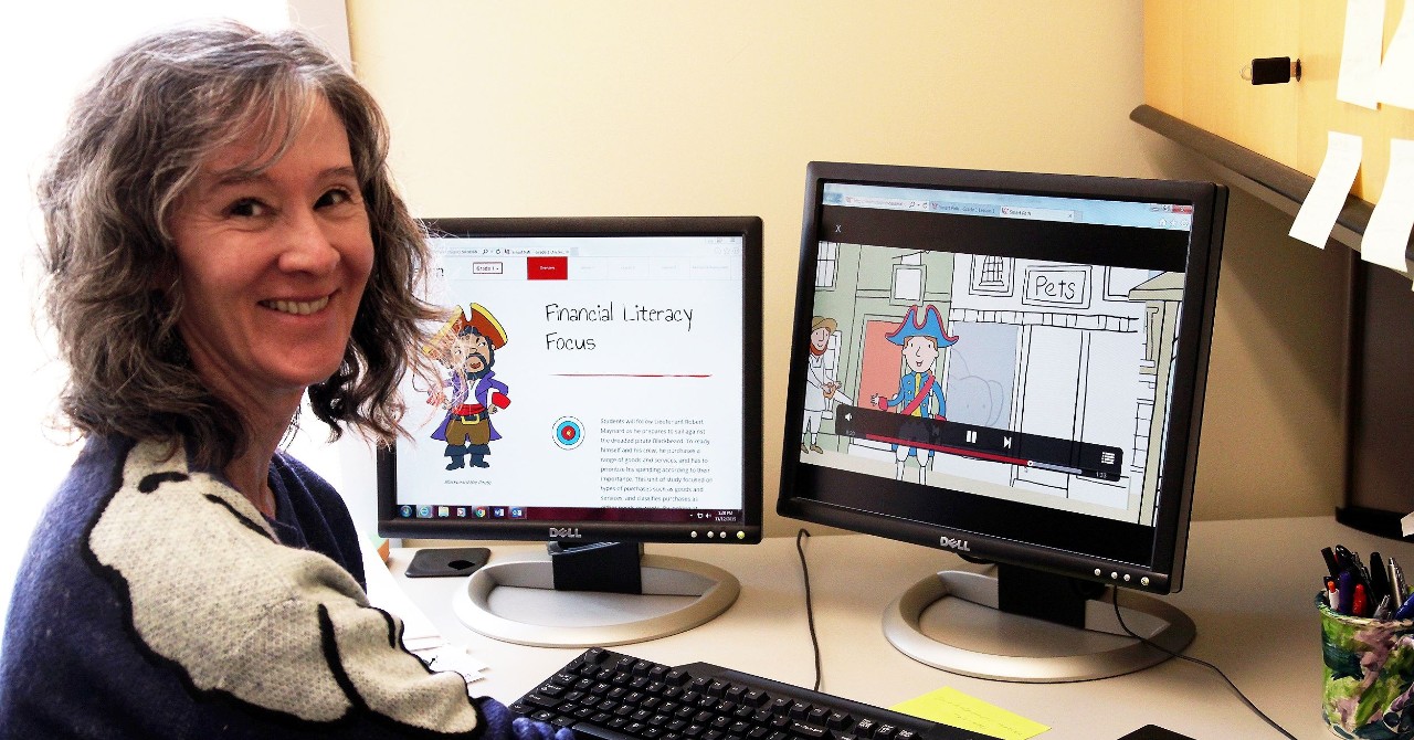 Julie Heath in front of a computer screen