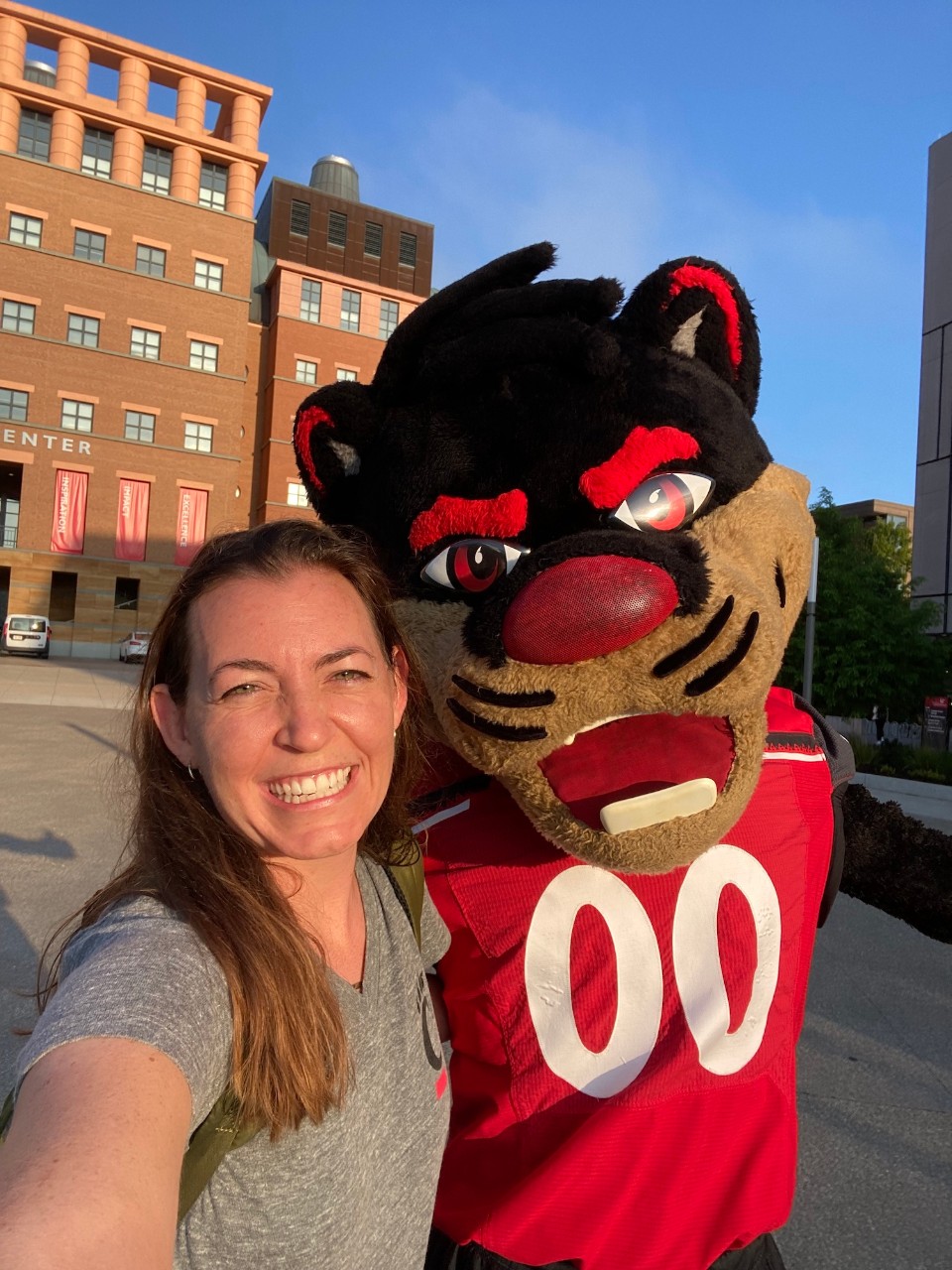 Kelly Bennet poses for a selfie with Bearcat mascot