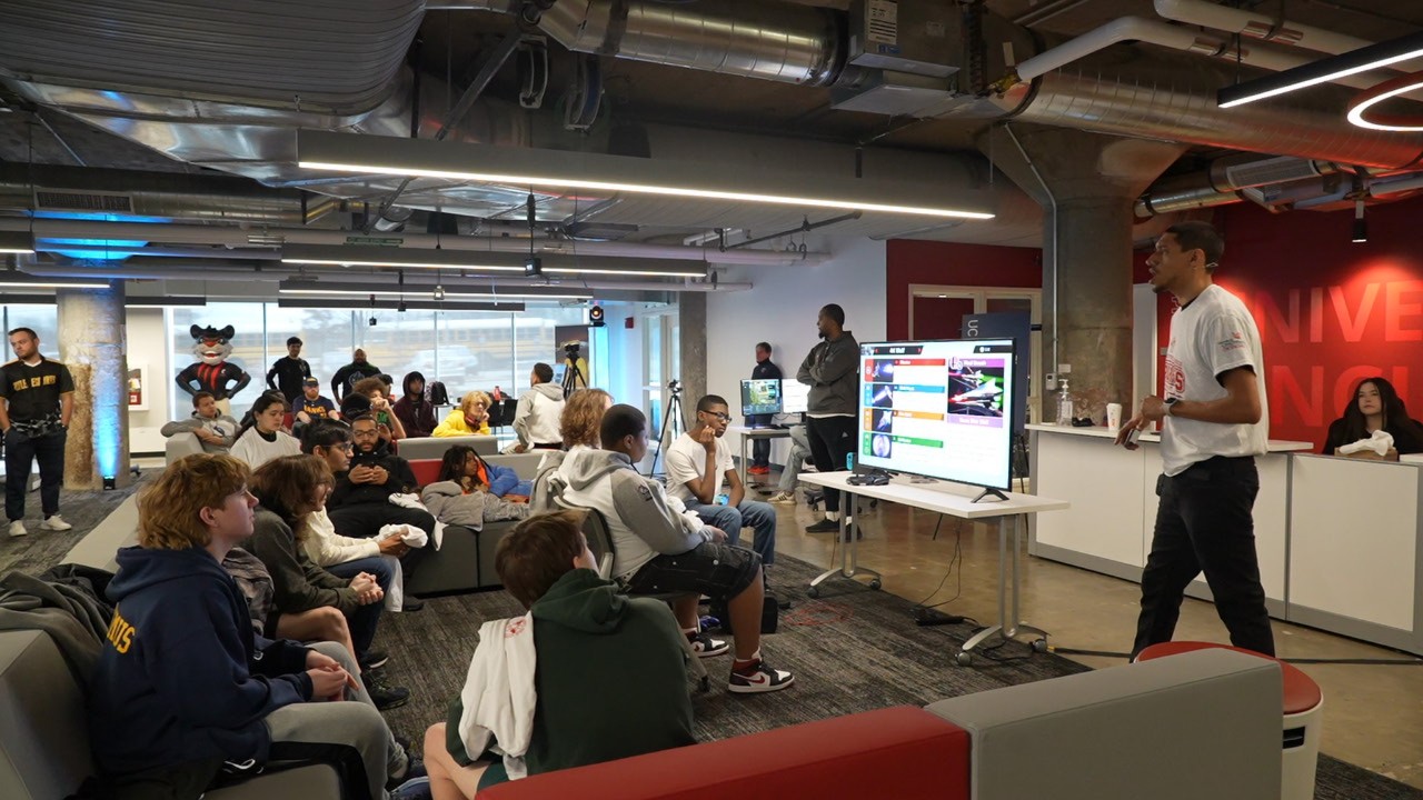 CPS students visit the Esports Lab for a tournament 