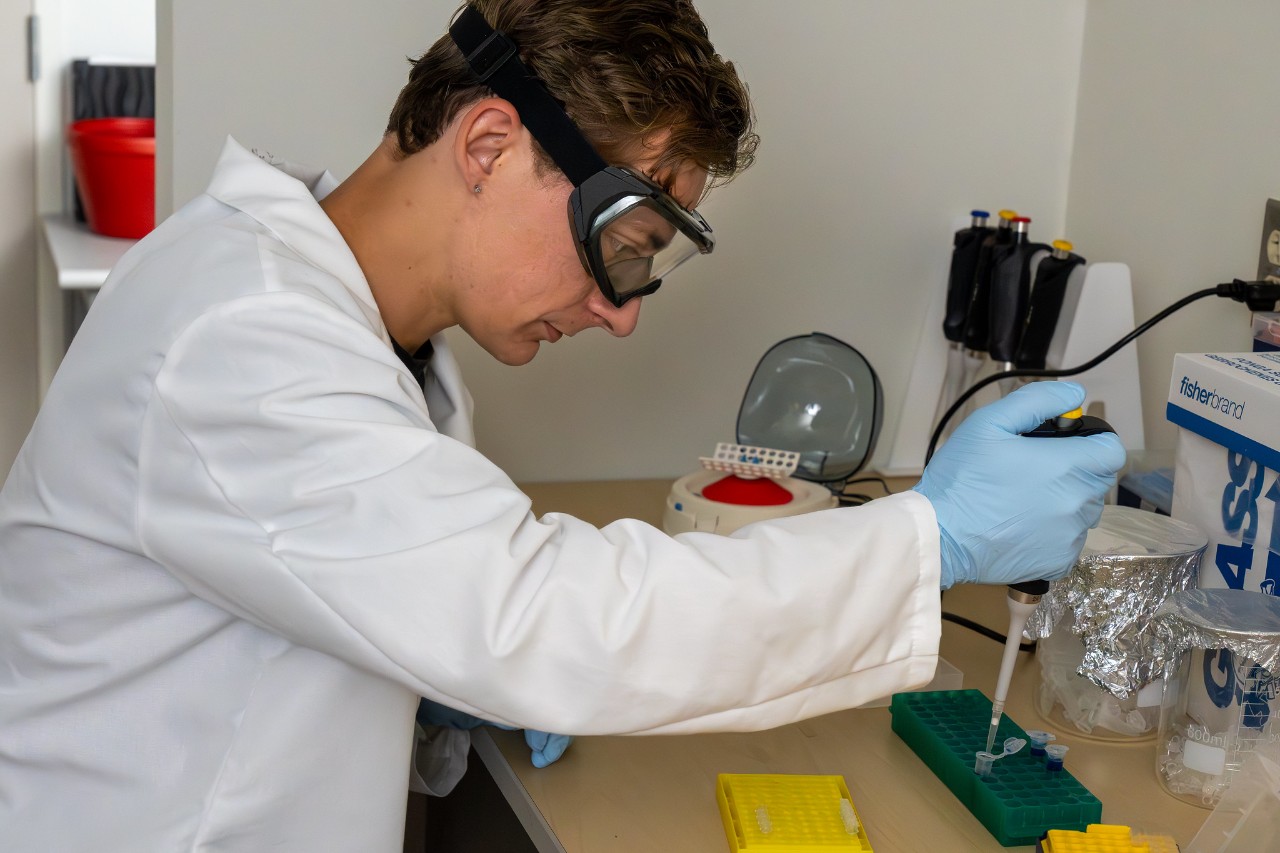 UC Clermont Cronin Scholar and Pre-Medicine graduate Luke Ustick conducts research in the college's cancer lab