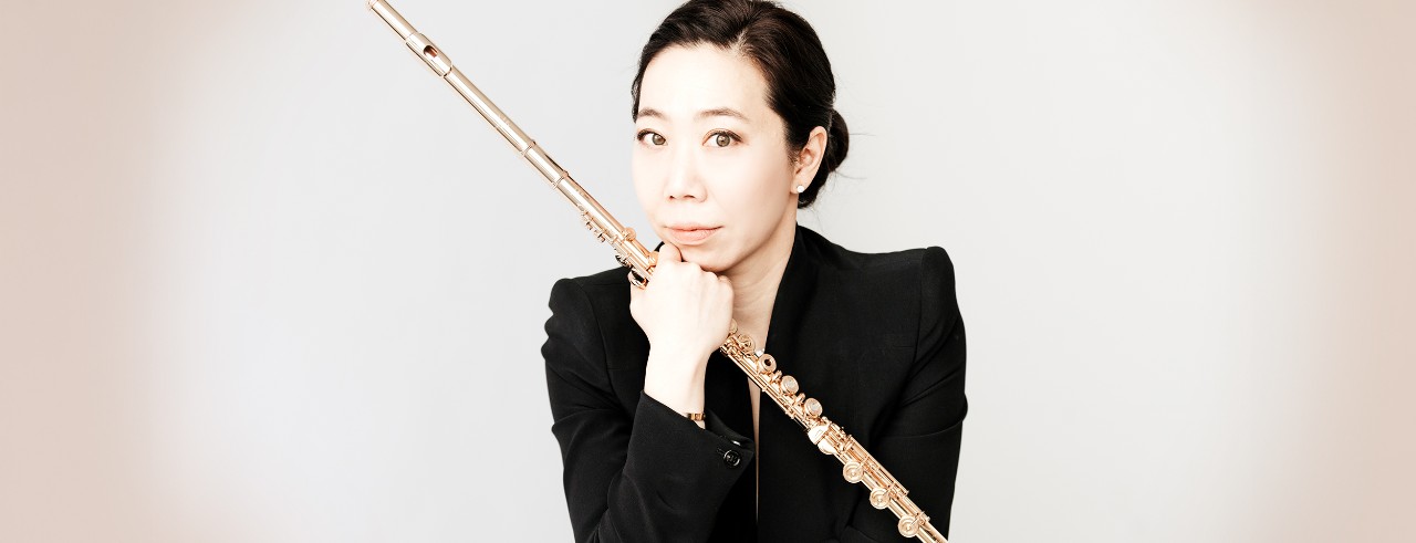 A portrait of Sooyun Kim with her flute. 