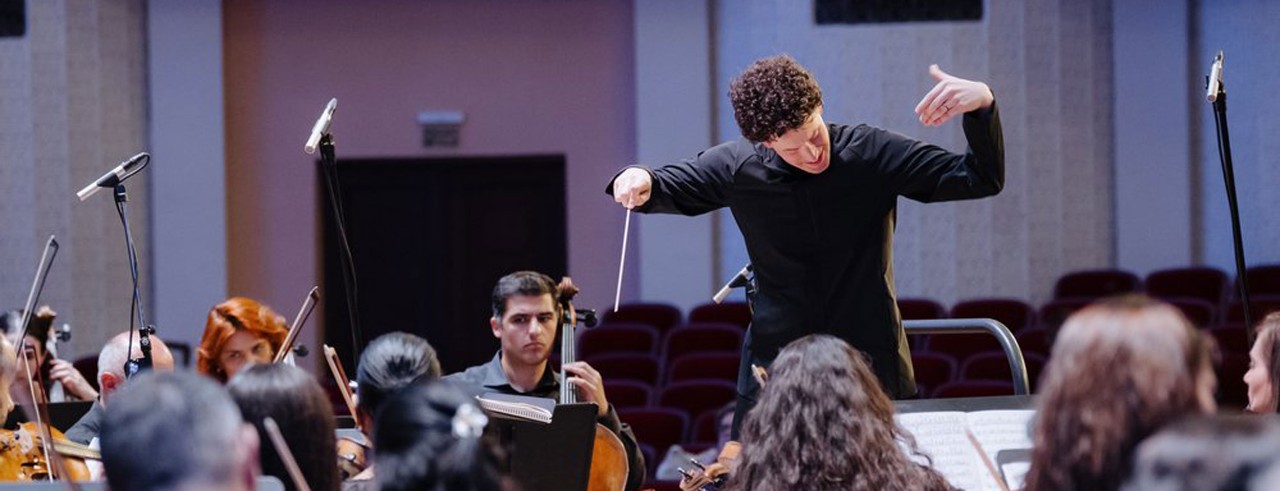 Fernando Gaggini conducting an orchestra.