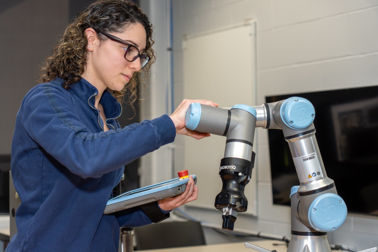 UC Clermont Manufacturing Engineering student Dorca Torres Figueroa operates a machine in the MET lab. 