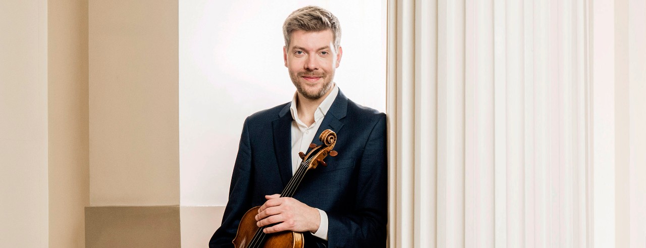 A portrait of CCM faculty member and Ariel Quartet violist Jan Grüning. 