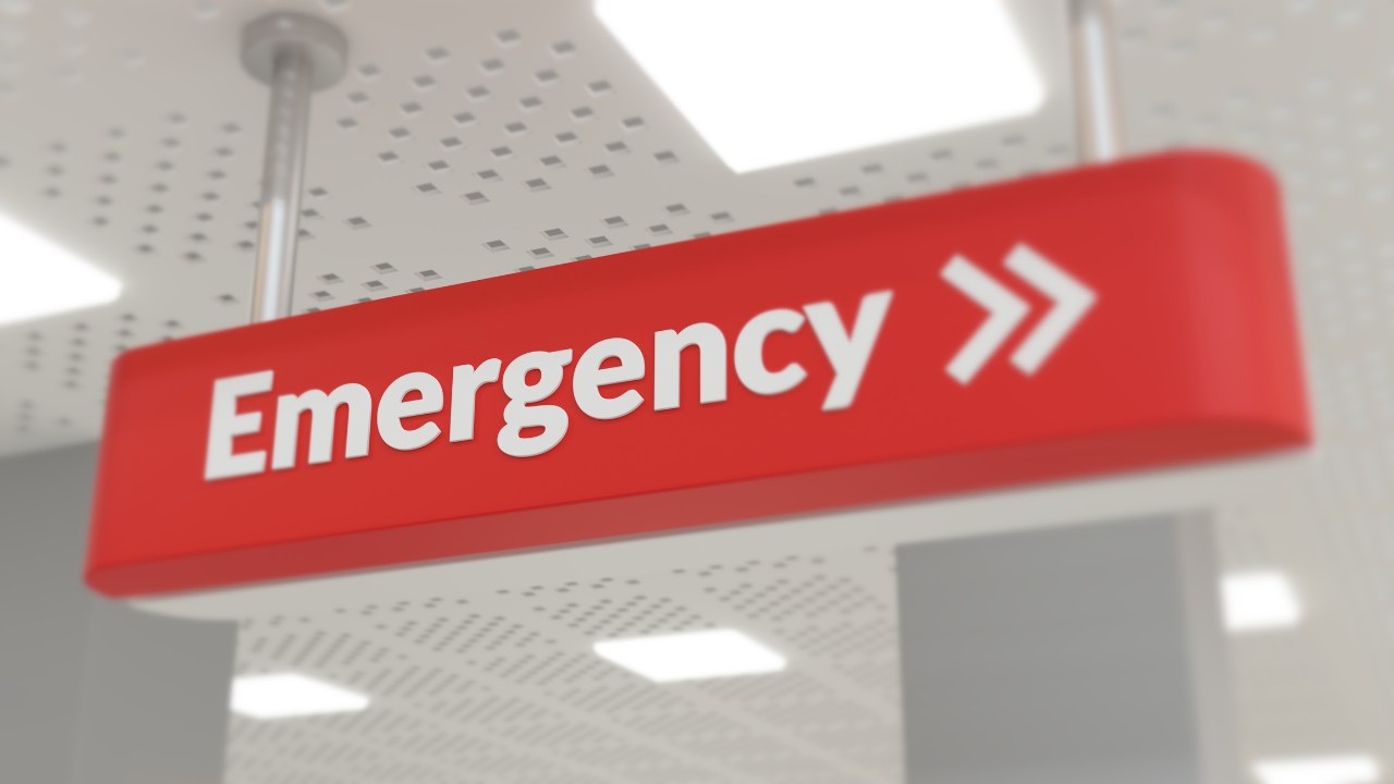 Sign indicating direction of emergency department 