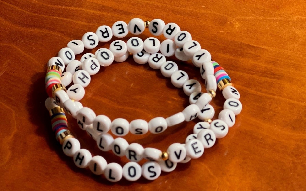 Taylor Swift friendship braclets 