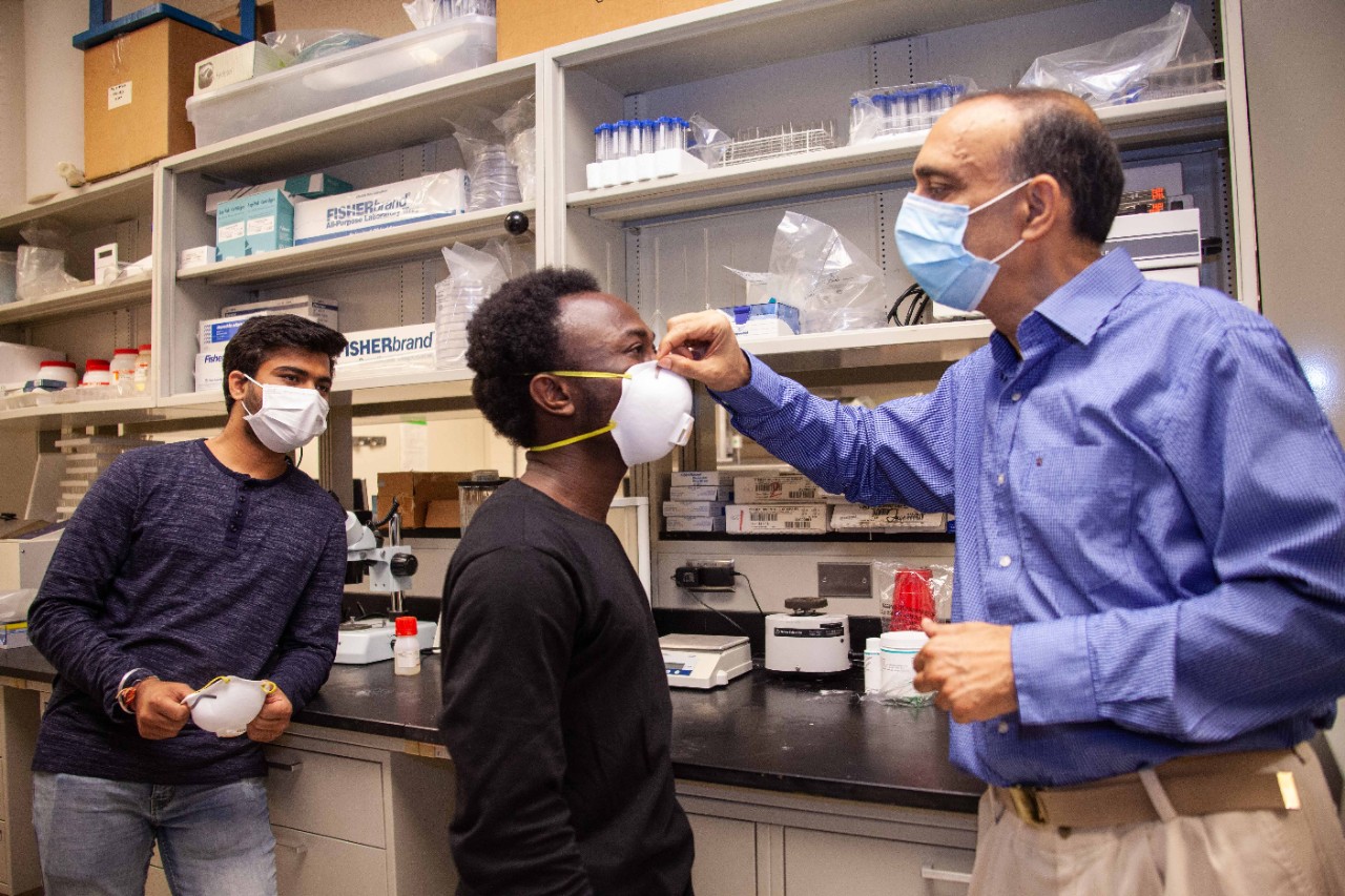 UC CEAS professor Rupak Banerjee and his students studied leaks from badly fitting N95 face masks, which can incread risk of coronavirus infection.