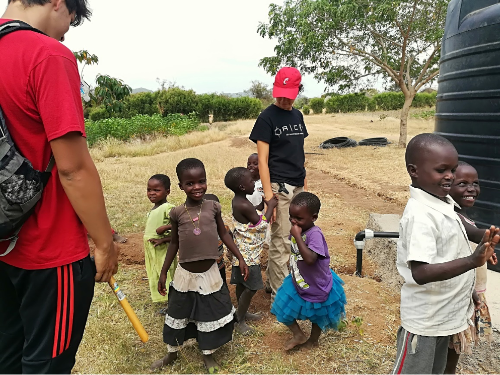 Children gathering with UC students