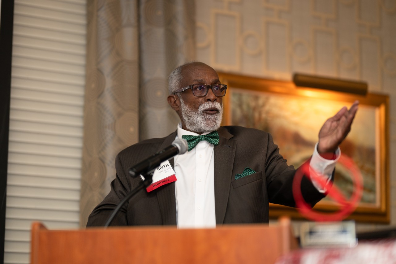 Image of Keith Boswell speaking at the alumni dinner