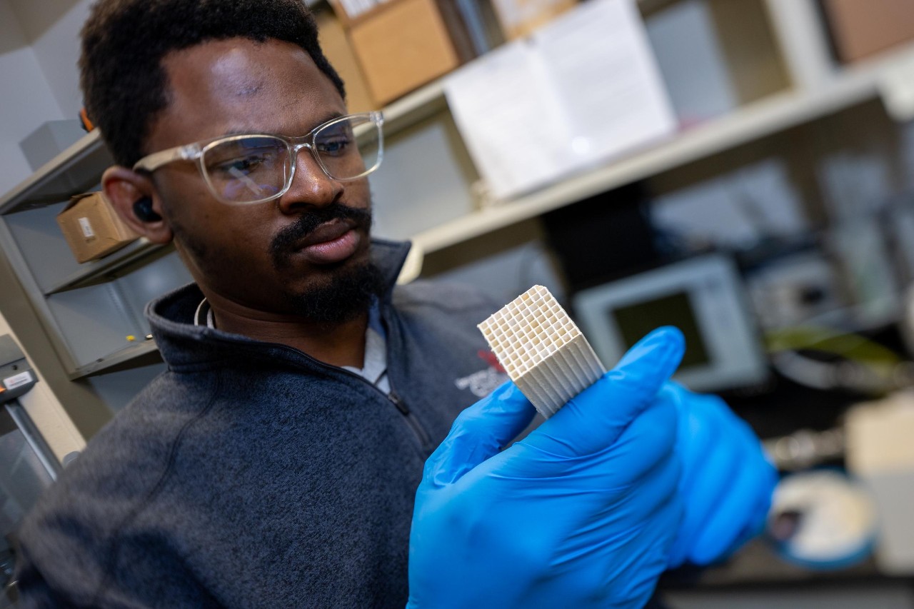 UC Chemical Engineering Professor Joo-Youp Lee has developed a promising way to remove carbon dioxide directly from the atmosphere.