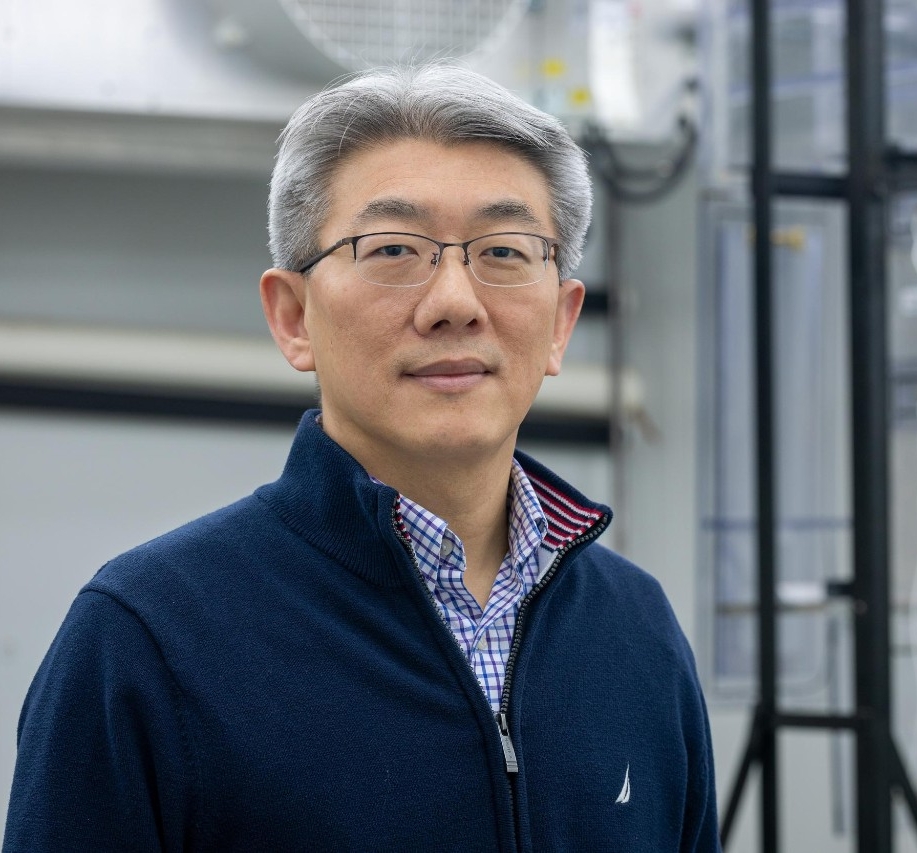 UC Chemical Engineering Professor Joo-Youp Lee has developed a promising way to remove carbon dioxide directly from the atmosphere.